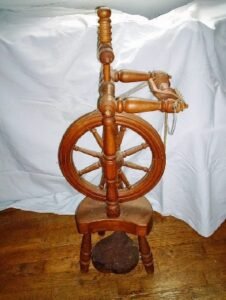 Atelier de filage de la laine au rouet et au fuseau – Sylvie